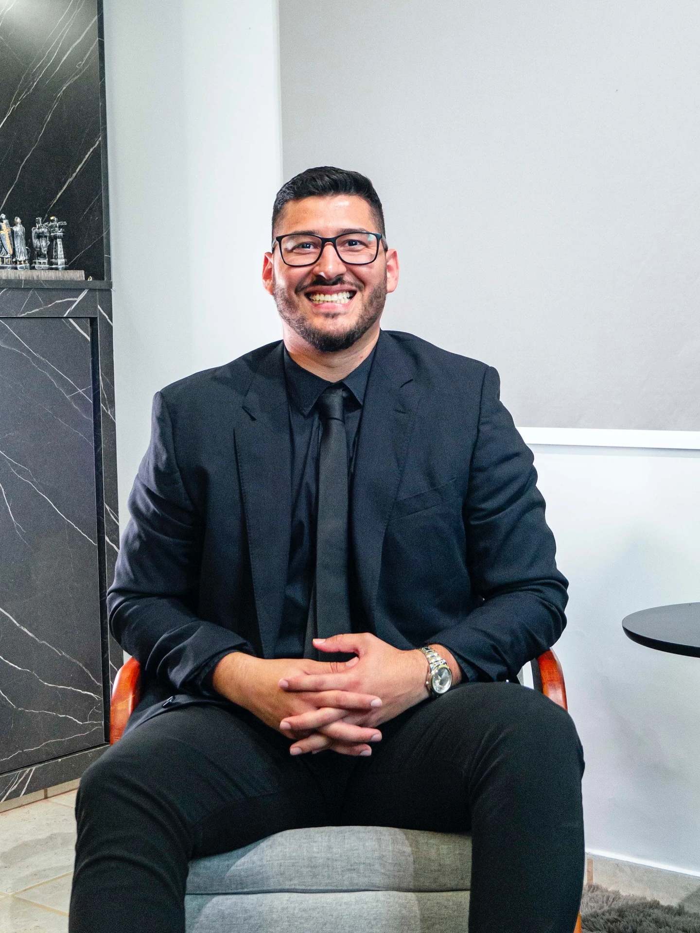 Daniel Padial, advogado, sorrindo no escritório